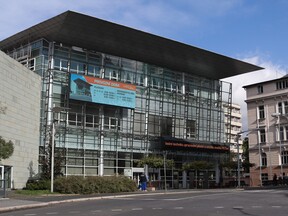 Pohled na hlavní budovu knihovny