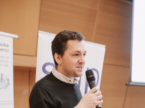 Jan Hnělička při přebírání ocenění