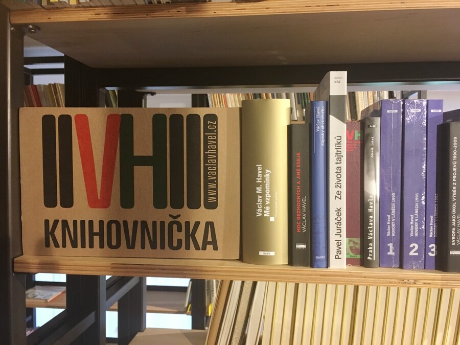 Plakát Havel90: Knihovnička Václava Havla