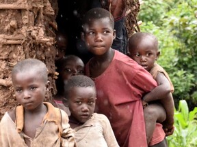 Uganda děti u chýše