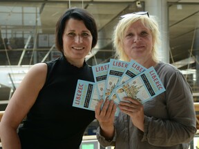 Autorka komiksové skládačky Petra Braunová s ředitelkou knihovny