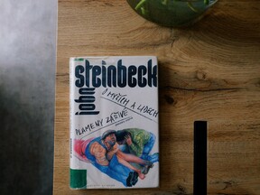 John Steinbeck. O myších a  lidech