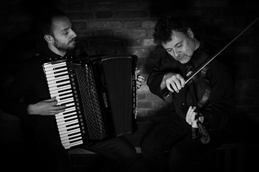 Plakát Jefis Duo - Krev a med (Blood and Honey)