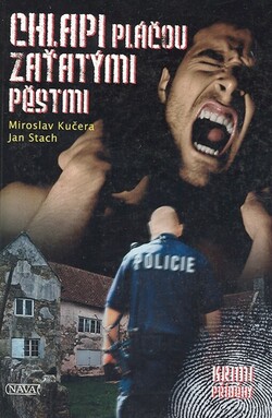 Chlapi pláčou zaťatými pěstmi